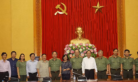 Thứ trưởng Nguyễn Văn Thành, đồng chí Tất Thành Cang và các đại biểu tham dự buổi làm việc