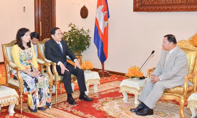 Quyền Quốc trưởng, Chủ tịch Thượng viện, Phó Chủ tịch Đảng Nhân dân Campuchia Samdech Say Chhum tiếp Chủ tịch Ủy ban Trung ương MTTQ Việt Nam Trần Thanh Mẫn. Ảnh: TTXVN