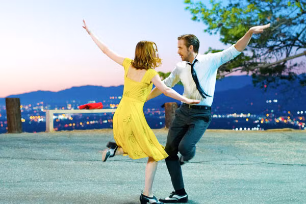 Một cảnh quay của hai diễn viên chính trong phim “La La Land”.