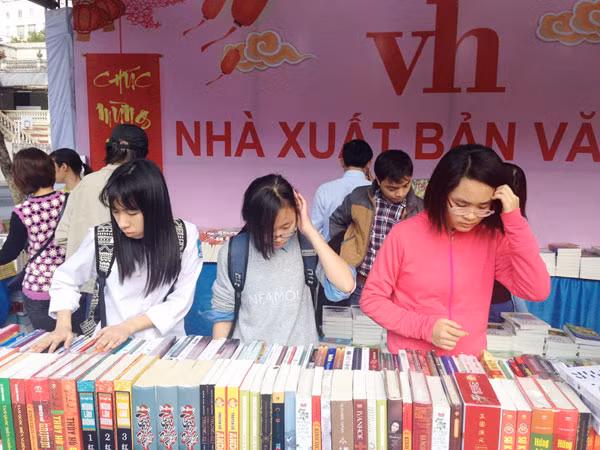 “Phố Sách Xuân” thu hút sự quan tâm của nhiều bạn trẻ.