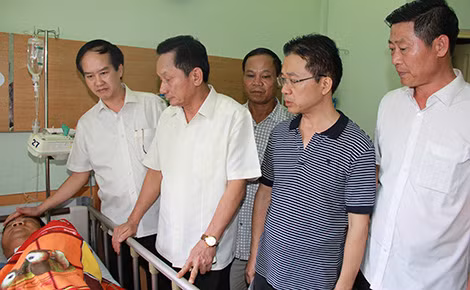 Thiếu tướng Nguyễn Quang Chữ thăm, động viên Thượng uý Nguyễn Anh Đức và gia đình.