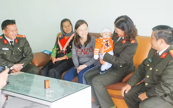 Đại diện Báo CAND, Công an tỉnh Lai Châu cùng gia đình đồng chí Sùng A Nếnh trong buổi trao tặng nhà tháng 12-2016. Ảnh: Trần Huy Đại diện Báo CAND, Công an tỉnh Lai Châu cùng gia đình đồng chí Sùng A Nếnh trong buổi trao tặng nhà tháng 12-2016. Ảnh: Trần Huy