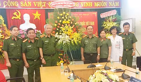 Trung tướng Nguyễn Công Sơn- Phó Tổng Cục trưởng Tổng Cục Cảnh sát (Bộ Công an) chúc mừng tập thể y, bác sỹ Bệnh viện 30-4 (Bộ Công an).