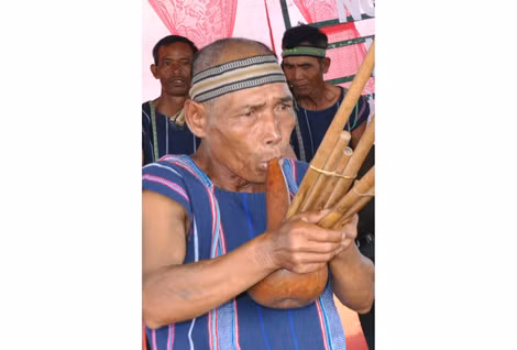 Già làng Chu Ru và chiếc rơkel.