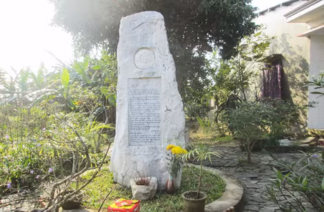 Bia kỷ niệm nơi nhà văn Dương Thị Xuân Quý hy sinh.