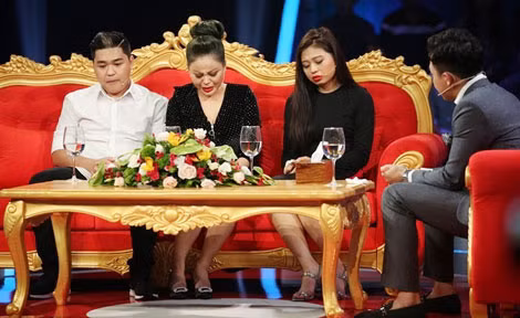 Chương trình "Sau ánh hào quang" bị khán giả chỉ trích nặng nề khi các nhân vật xuất hiện trong chương trình liên tiếp kể chuyện đời tư có thông tin gây sốc.