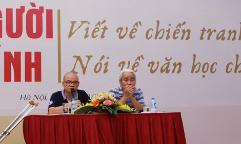 Nhà văn Phạm Ngọc Tiến và dịch giả Phạm Xuân Nguyên trong buổi tọa đàm.