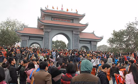 Khách du xuân chen chật khu đồi Lim trong ngày hội chính. Khách du xuân chen chật khu đồi Lim trong ngày hội chính.