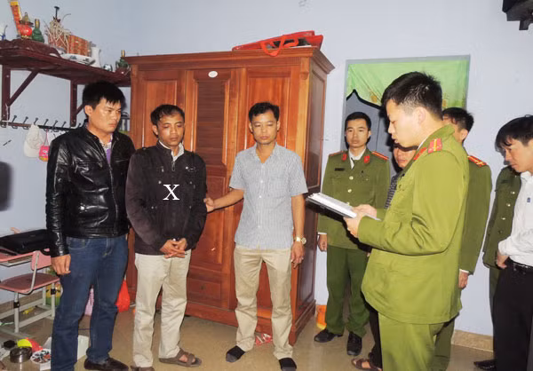 Cơ quan Công an đọc lệnh khám xét nhà ở đối tượng Nguyễn Ngọc Thanh (X).