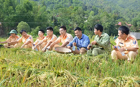 Giờ giải lao thắm tình quân - dân.