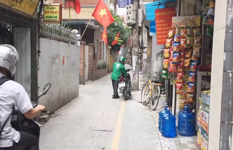 Ngõ 342 Khương Đình, phường Hạ Đình, quận Thanh Xuân (Hà Nội) khá nhỏ; vạch sơn kẻ đường ưu tiên đã chiếm gần một nửa đường.