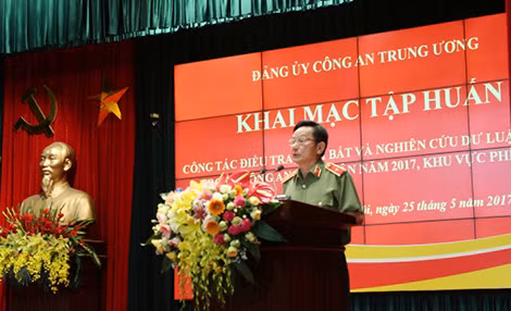 Thiếu tướng Nguyễn Quang Chữ, Phó Tổng cục trưởng Tổng cục Chính trị CAND phát biểu khai mạc tại Lớp tập huấn.