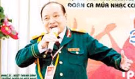NSƯT Thanh Đính trong một tiết mục biểu diễn.