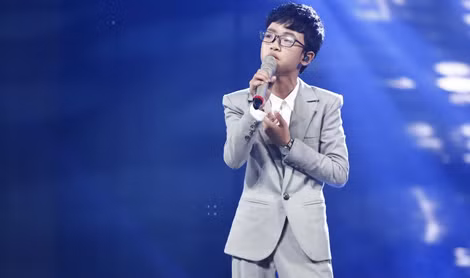 "Hoàng tử Bolero" biểu diễn ca khúc "Đèn khuya" của nhạc sĩ Lam Phương trong chương trình "Thần tượng âm nhạc nhí".