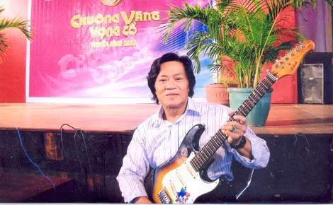 Nghệ sĩ Hoàng Thành tại cuộc thi chuông vàng vọng cổ.