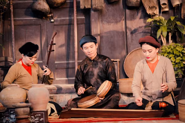Một tiết mục biểu diễn của nhóm hát xẩm Hà Thành. Một tiết mục biểu diễn của nhóm hát xẩm Hà Thành.