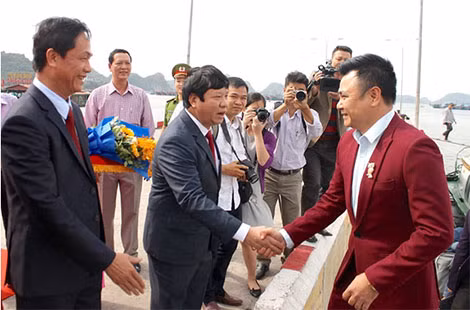 Lãnh đạo và nhân dân đảo Cát Bà vui mừng tiếp đón các vị khách đặc biệt.( ảnh :TG)