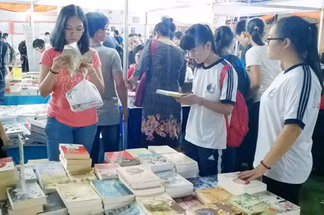 Ý thức tôn trọng bản quyền của độc giả chưa cao và chế tài chưa đủ sức răn đe khiến sách lậu vẫn sống khỏe. (Ảnh mang tính chất minh họa).