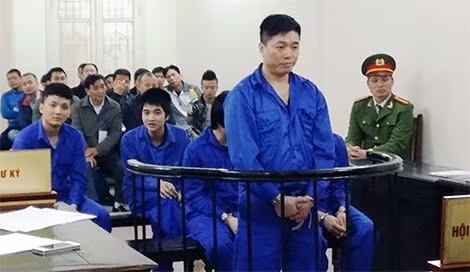 Đối tượng Vũ Anh Toàn (Toàn cụt) và đồng bọn bị đưa ra xét xử.