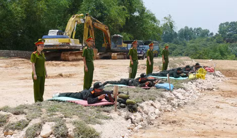 Chiến sĩ Cảnh sát cơ động, Công an Bắc Ninh tham gia huấn luyện bắn súng.