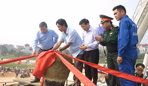 Bộ trưởng Tô Lâm thực hiện nghi lễ rót đồng đúc tượng Thái úy Lý Thường Kiệt.