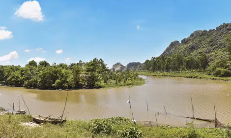 Cửa biển Thần Phù, chỗ giáp giới huyện Yên Mô, tỉnh Ninh Bình và huyện Nga Sơn, tỉnh Thanh Hóa. Cửa biển Thần Phù, chỗ giáp giới huyện Yên Mô, tỉnh Ninh Bình và huyện Nga Sơn, tỉnh Thanh Hóa.