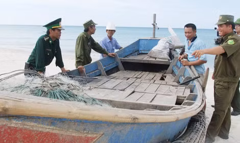 Lực lượng Công an, Quân sự, Biên phòng tỉnh Quảng Trị phối hợp tuyên truyền công tác bảo vệ an ninh tuyến biển đến người dân.