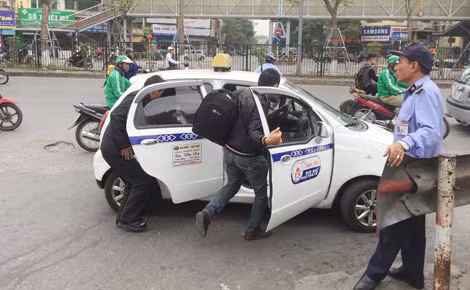 Xe taxi ngang nhiên bắt khách ngay trước cửa Bệnh viện Bạch Mai.