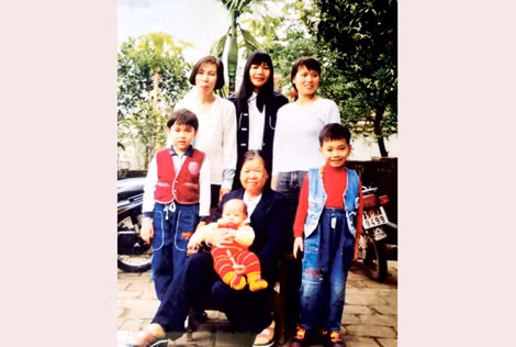 Cô thỏa (người ngồi bế cháu) cùng gia đình.