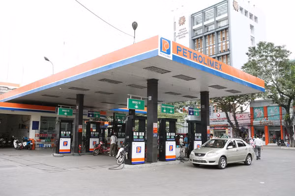 Không còn bị kiềm chế giá bán xăng dầu, Petrolimex công bố lãi năm sau cao hơn năm trước.