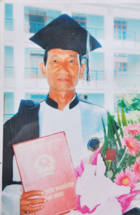 Ông Lương Tuyển nhận bằng cử nhân khoa học quản trị kinh doanh năm 54 tuổi và cử nhân luật dân sự năm 64 tuổi.