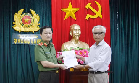Thiếu tướng Trương Công Long, Cục trưởng Cục Hồ sơ nghiệp vụ An ninh nhận thư cảm ơn từ một người dân.
