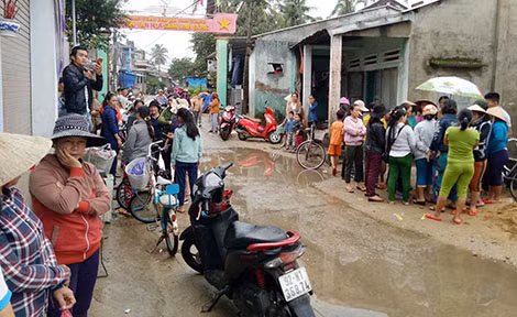 Người dân kéo đến nhà vợ chồng bà Đỗ Thị Phúc và Huỳnh Tấn Hùng để đòi nợ. Người dân kéo đến nhà vợ chồng bà Đỗ Thị Phúc và Huỳnh Tấn Hùng để đòi nợ.