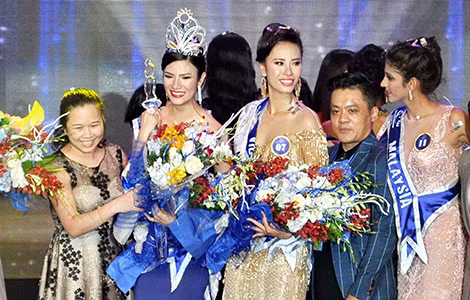 Hoa hậu ASEAN 2017 với nụ cười rạng rỡ bên người thân và Á hậu.