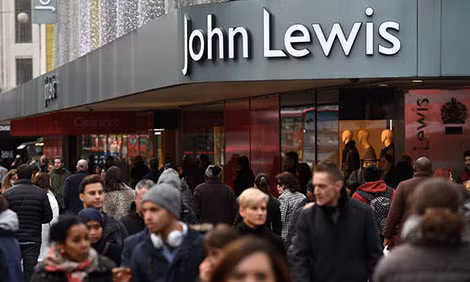 Người mua tại siêu thị John Lewis