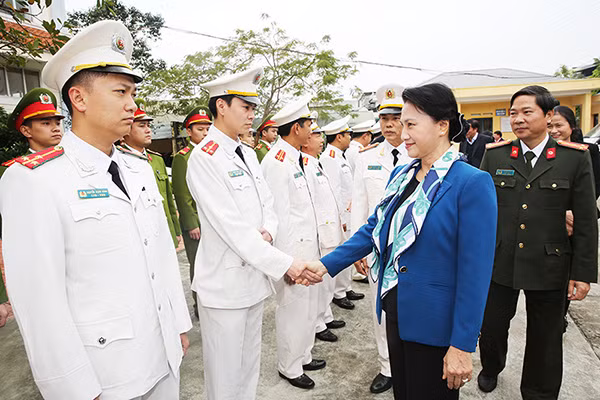 Chủ tịch Quốc hội thăm, tặng quà Công an huyện Hải Hà.