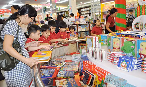 Việc chọn được sách có giá trị, phù hợp với người được tặng góp phần lan tỏa nét đẹp tặng sách ngày xuân. Việc chọn được sách có giá trị, phù hợp với người được tặng góp phần lan tỏa nét đẹp tặng sách ngày xuân.