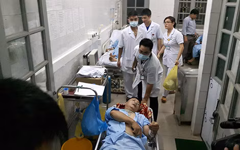 Ngay trong đêm, các y, bác sỹ chuyển bệnh nhân chạy thận nhân tạo về tuyến trên.