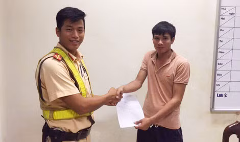 Anh Hùng nhận lại tài sản tại cơ quan Công an.