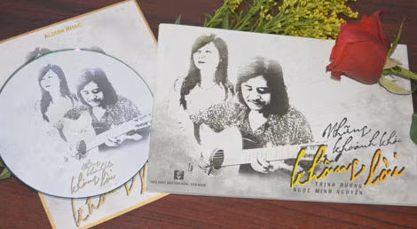 Bìa sách thơ nhạc và CD album "Những khoảnh khắc không lời".
