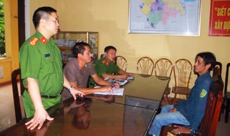 Đối tượng Đinh Văn Thiệu (bên phải) bị bắt giữ tại cơ quan Công an. Đối tượng Đinh Văn Thiệu (bên phải) bị bắt giữ tại cơ quan Công an.
