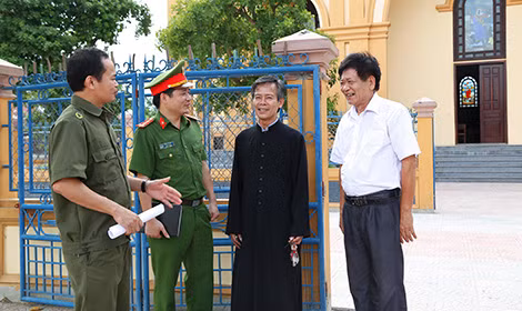 Ông Nguyễn Tiến Nam (áo trắng) trao đổi với Ban Hành giáo xứ Nghĩa Yên và lực lượng Công an về công tác đảm bảo ANTT.