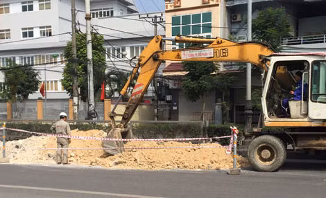 Hố “tử thần” xuất hiện trên QL 18 đang được khắc phục (Ảnh Thanh Phong).