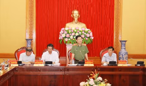 Thứ trưởng Nguyễn Văn Sơn phát biểu tại cuộc họp.