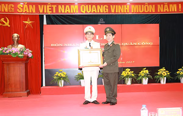 Thừa uỷ Quyền của Chủ tịch nước, Thứ trưởng Nguyễn Văn Sơn trao Bằng Huân chương Quân công tặng Thiếu tướng Trần Sơn Hà.