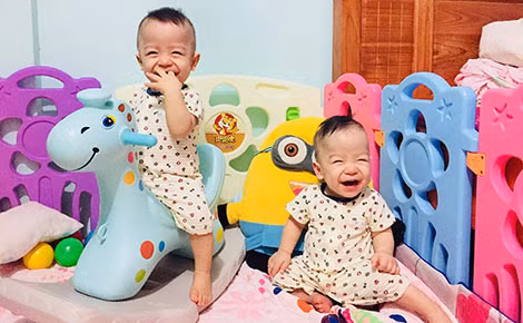 Sau 8 tháng ghép tế bào gốc chữa xơ phổi tại Vinmec, hiện tại Hoàng Thiên (trái) đã phát triển tương đương với em trai song sinh. Sau 8 tháng ghép tế bào gốc chữa xơ phổi tại Vinmec, hiện tại Hoàng Thiên (trái) đã phát triển tương đương với em trai song sinh.
