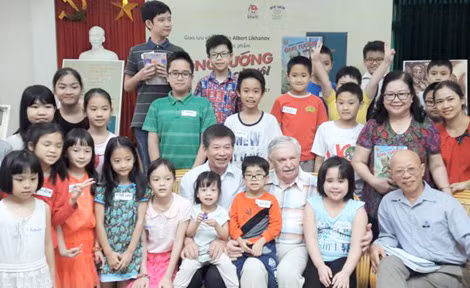Nhà văn Albert Likhanov (hàng đầu, thứ 3 từ phải sang) trong buổi giao lưu với các độc giả nhí Việt Nam.