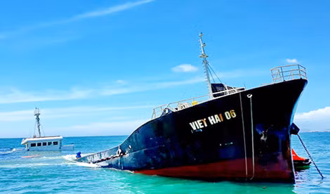 Tàu Việt Hải bị chìm xuống biển chỉ còn mũi tàu nhô lên mặt nước.