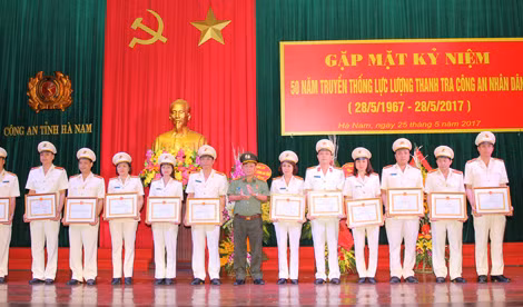 Các tập thể, cá nhân xuất sắc được trao tặng Giấy khen của Giám đốc Công an tỉnh.