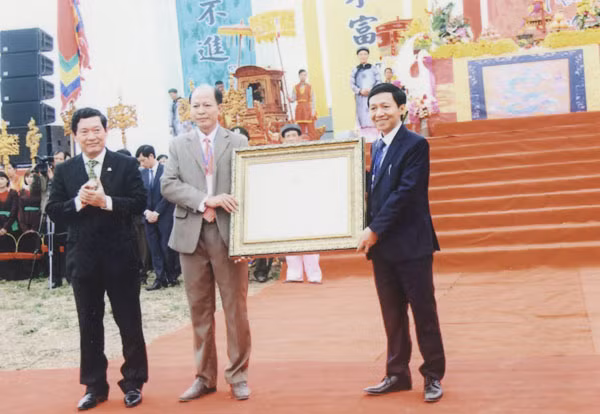 Đại diện Bộ Văn hóa - Thông tin và Du lịch trao Bằng công nhận lễ hội Tịch điền Đọi Sơn là Di sản văn hóa phi vật thể Quốc gia (ngày 3-2-2017). Đại diện Bộ Văn hóa - Thông tin và Du lịch trao Bằng công nhận lễ hội Tịch điền Đọi Sơn là Di sản văn hóa phi vật thể Quốc gia (ngày 3-2-2017).